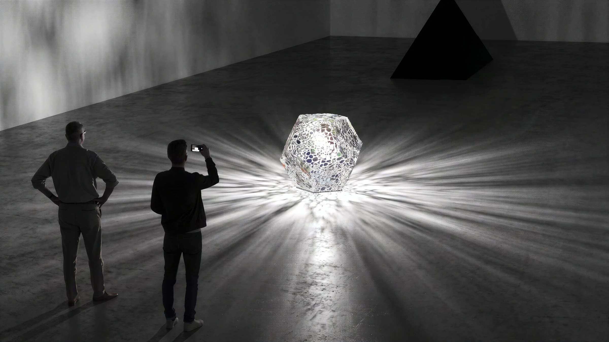 Cartier — la structure des pierres précieuses, éclats de lumière au sol.