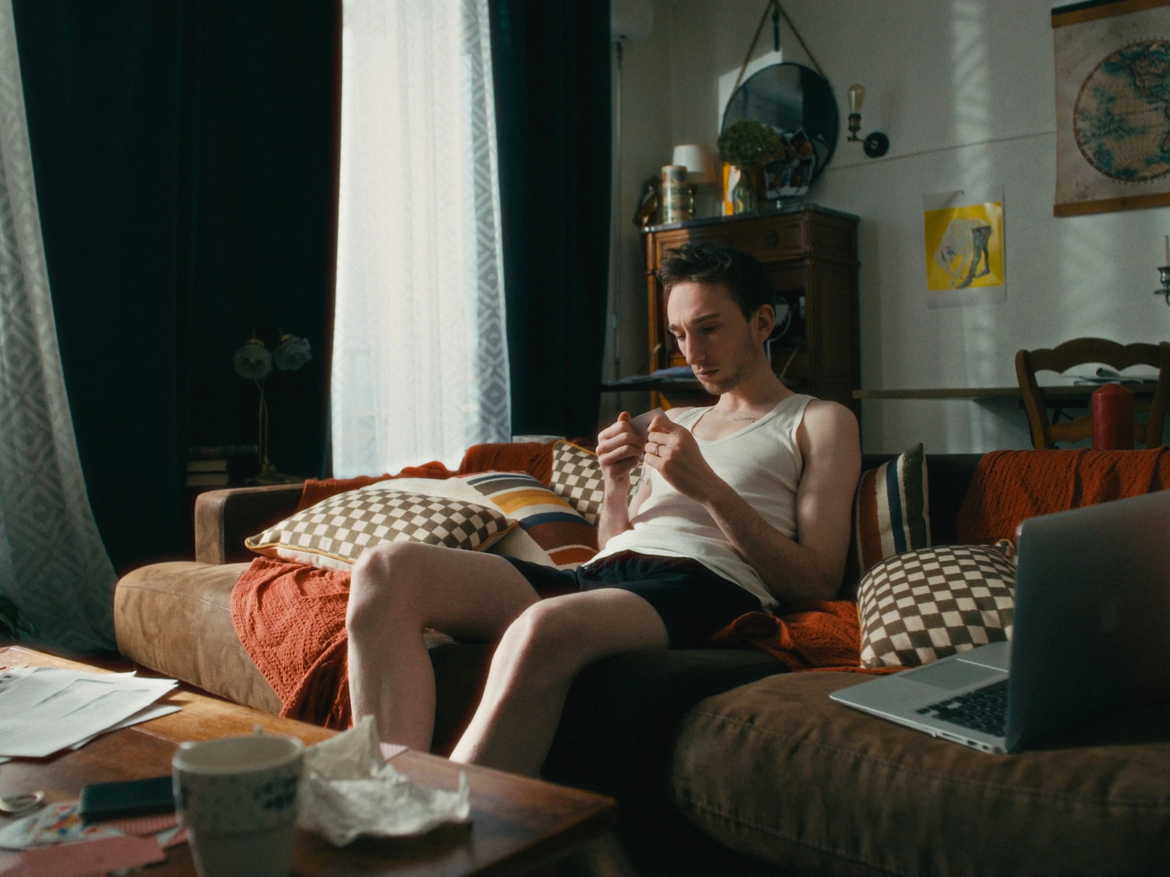 Échos — photogramme, l'appartement.