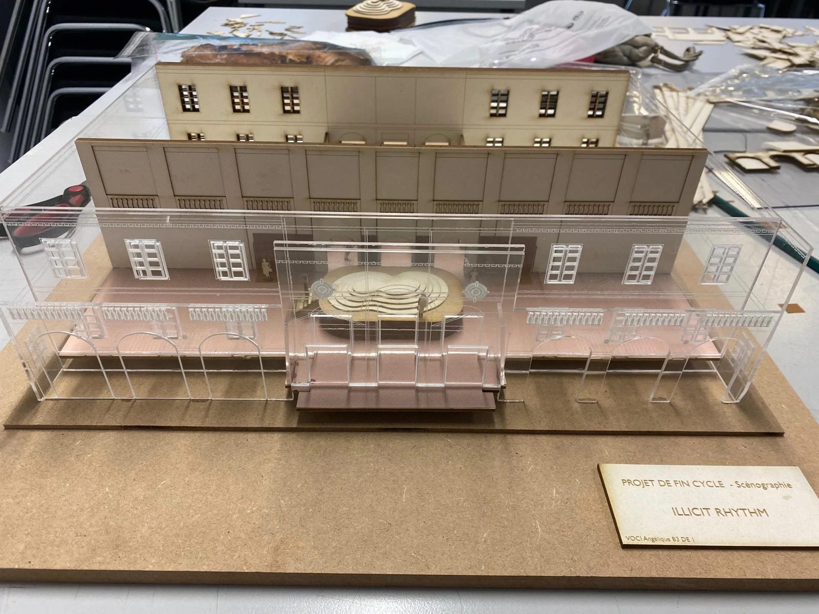 Maquette carton/papier du bâtiment, cour intérieure.